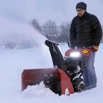 Снегоуборщик бензиновый DDE ST6561LE (двиг-ль Loncin 6,5 л.с, 24'', 5 вперёд/2 назад, 14" колёса, эл. старт, LED фара, управление выбросом на панели)
